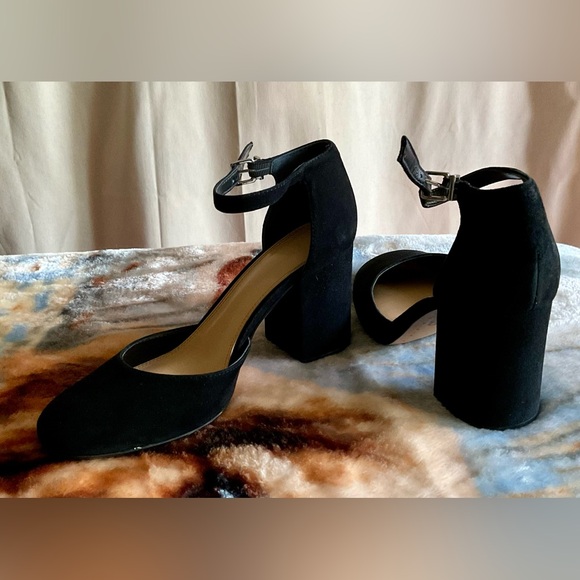 Giani Bini Round Toe Thick Heels Ankle Strap Suede shoes, size 8. - Picture 2 of 3